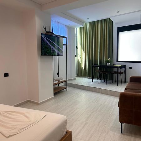 Crown Apartment Sarandë Esterno foto