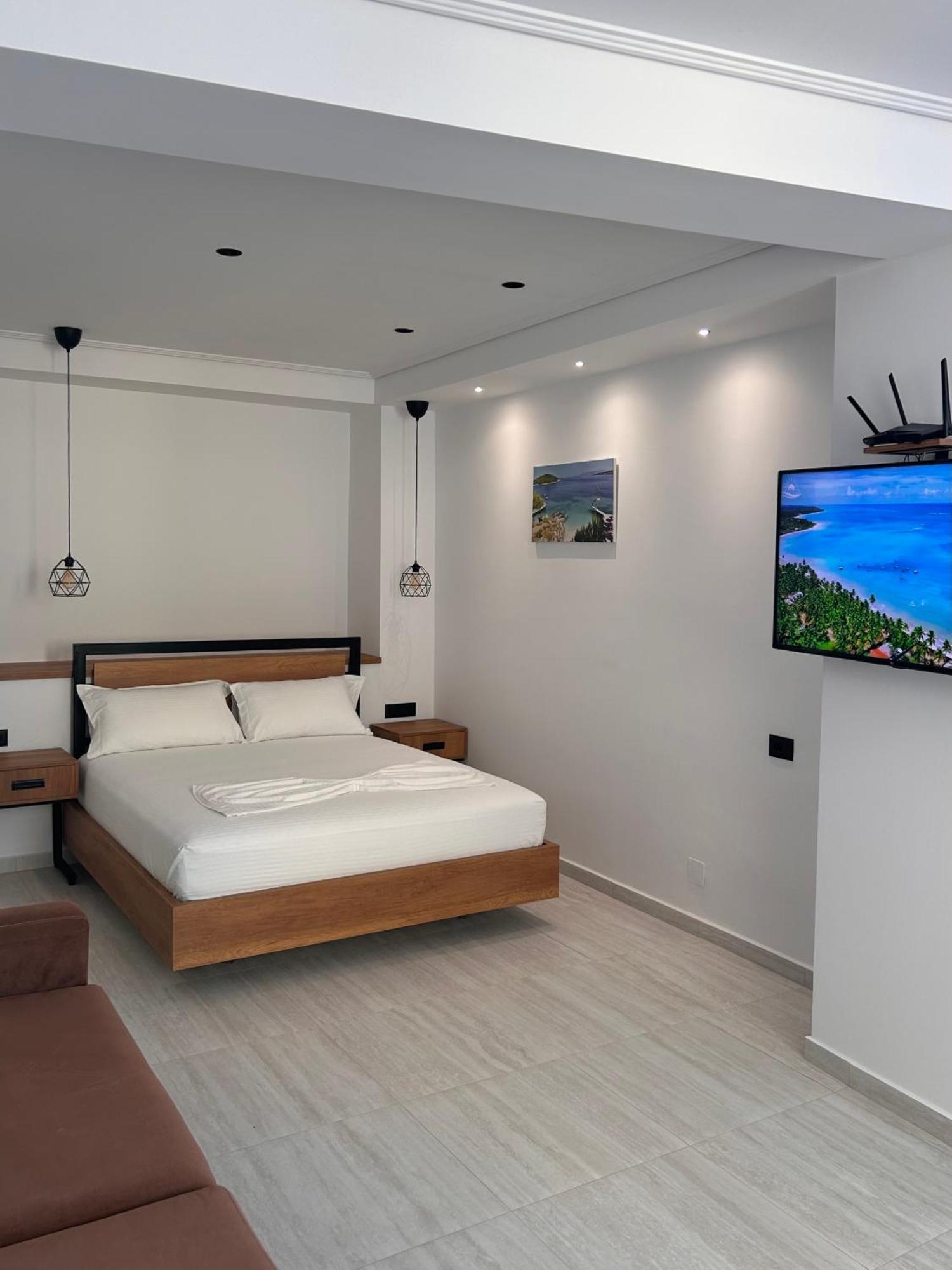 Crown Apartment Sarandë Esterno foto